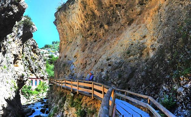 Ruta de la Cerrada de Castril, un sendero colgado de la gran peña