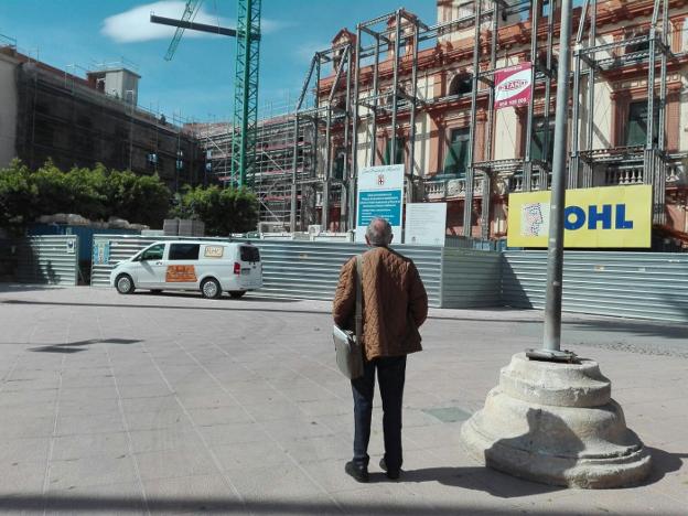 Un hombre observa el curso de las obras estructurales del antiguo Ayuntamiento./