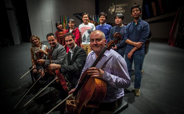Los seis intérpretes, junto a los miembros del cuarteto de cámara./IDEAL