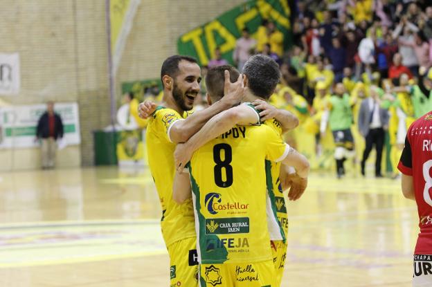 Boys se abraza con Jordi Campoy tras la consecución de uno de los siete tantos del conjunto amarillo./PEDRO J. CHAVES