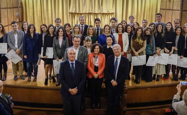 Imagen de archivo de la entrega de un reconocimiento de la UGR a los autores de las 44 mejores tesis doctorales/RAMÓN L. PÉREZ
