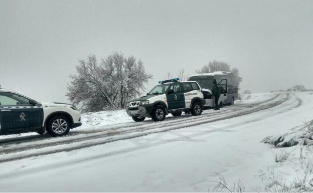 Un autobús escolar, atrapado en la nieve en Jaén