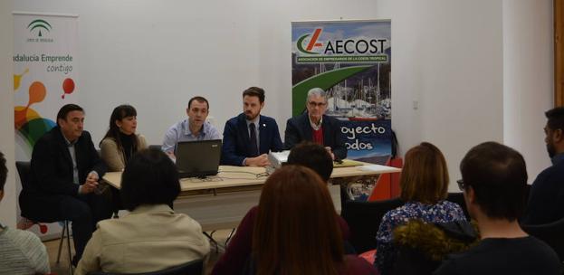 Los delegados de Aricultura e Innovación presentan las ayudas en la sede de AECOST acompañados por el presidente de la Cámara, el presidente de AECOST y la concejala Alicia Crespo. /IDEAL