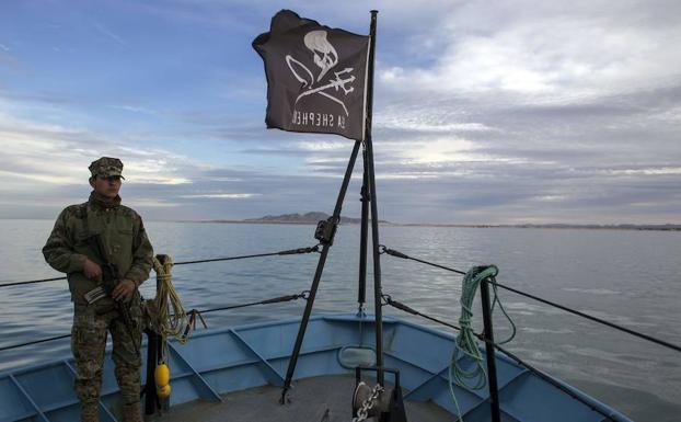 Un soldado hace guardia en uno de los barcos que navegan por el Golfo de California. /Guillermo Arias (Afp)