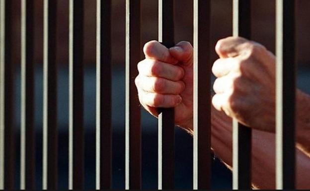Un tribunal obliga a un condenado a dejarse el pelo largo si quiere librarse de la cárcel