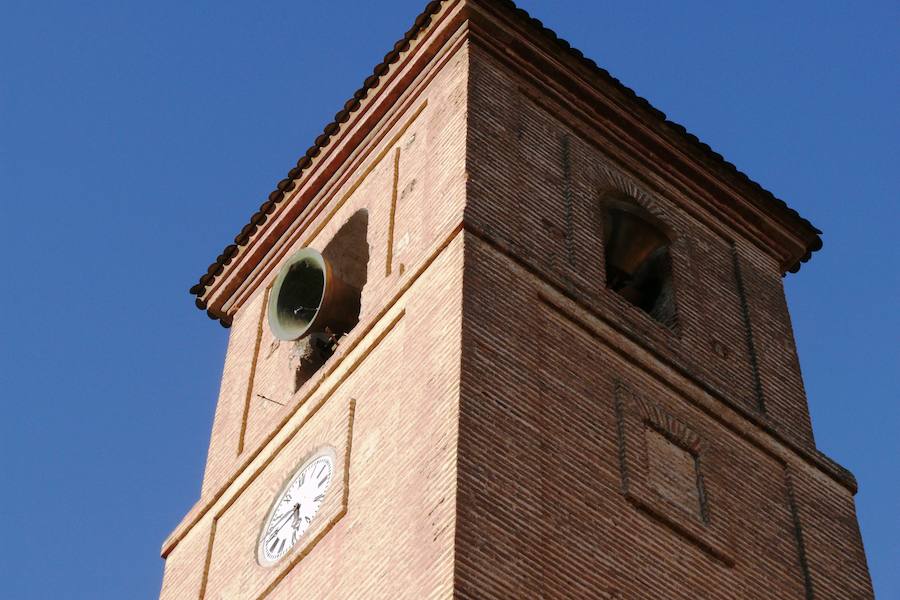 Torre del campanario de la Iglesia Parroquial de la Inmaculada de Dúrcal. /RAFA VÍLCHEZ
