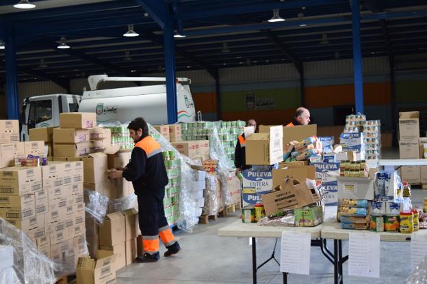 Los alimentos se almacenan en la nave municipal de Gádor antes de proceder a su reparto./IDEAL