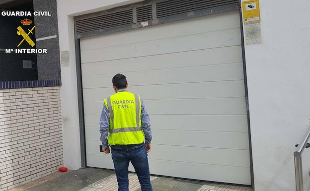 Un agente de Guardia Civil en el garaje donde se produjo el robo. /IDEAL