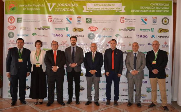 Representantes públicos con los organizadores de las jornadas de tropicales. /IDEAL
