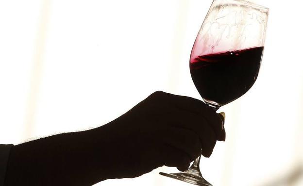 Despiden al sumiller de un hotel de lujo por beberse el vino, la cerveza y el champán del establecimiento con los compañeros