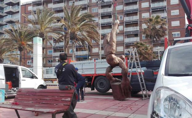 El Ayuntamiento de Almería instala un acróbata gigante en el paseo marítimo