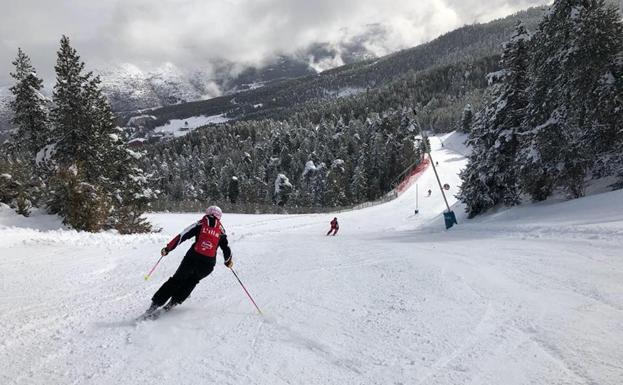 Un esquiador desciende una de las pistas del entorno catalán/Masella