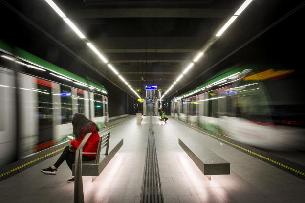 Una viajera consulta su móvil mientras espera al próximo tren en la estación más concurrida, Recogidas./Javier Morales