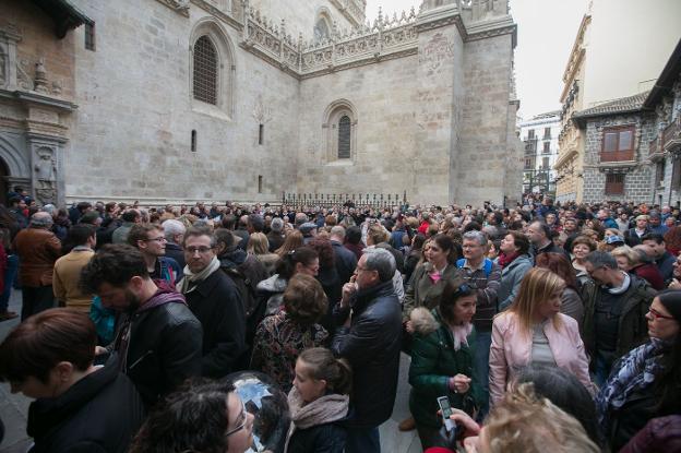 Cientos de granadinos y visitantes se agolpan en el entorno de la Capilla Real para entrar en la Catedral y escuchar al coro Manuel de Falla. /Alfredo Aguilar