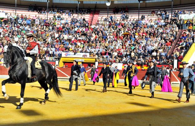 Los toreros que participaron ayer en el festival al inicio del festejo. /ENRIQUE