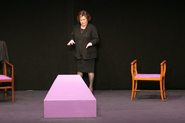 Lola Herrera durante la representación de 'Cinco horas con Mario' ./Alfredo Aguilar