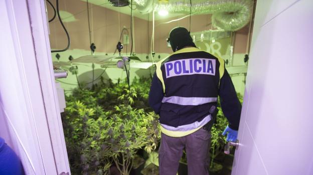 Redada de la Policía en un piso. /Alfredo Aguilar