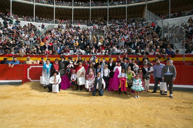 Los toreros, con alumnos y representantes de Granadow en los prolegómenos del festival. /Alfredo Aguilar