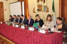 Alcaldes y concejales junto al delegado de Igualdad en la firma de los acuerdos. /IDEAL