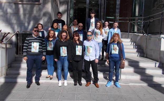 Viuda, hijos y familiares del fallecido en Albox hace dos años, esta mañana en la Audiencia Provincial. /A. A.