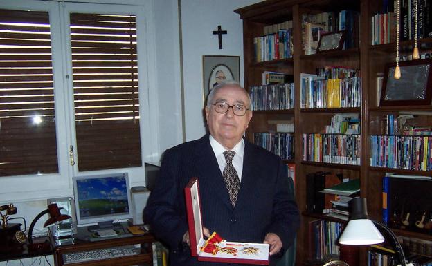 José Sánchez Faba, muestra orgulloso la Orden Pontificia de San Gregorio Magno máxima distinción que otorga la Santa Sede./VÍCTOR CÓRDOBA