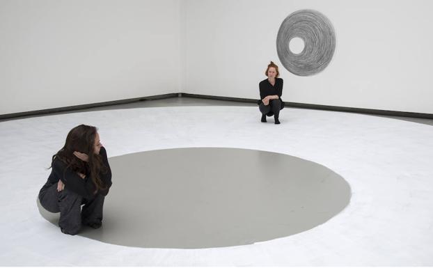 Una de las instalaciones-performance con dibujo de Dora García en la exposición 'Segunda vez'./R.C.