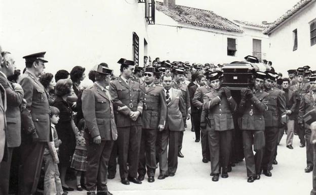 El entierro del guardia Alberto Villena en Padul, su pueblo natal. /TORRES MOLINA