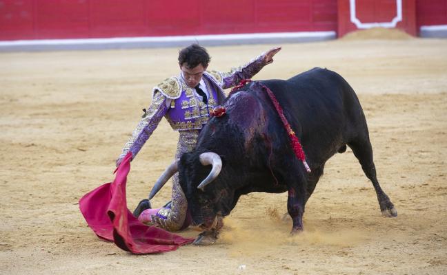 El mexicano Miguel Aguilar, muy valiente toda la tarde, torea de rodillas a su primero./ALFREDO AGUILAR