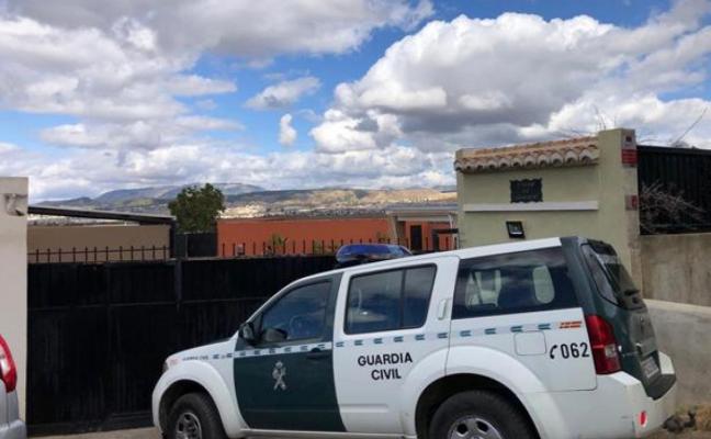 Perímetro de seguridad en torno a la vivienda donde ocurrió el crimen./RAMÓN L. PÉREZ
