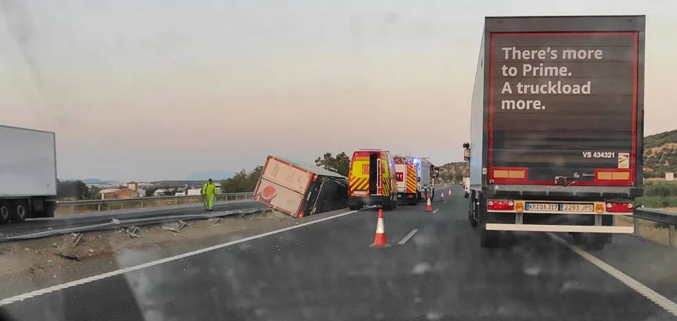 Accidente en Granada Herido un camionero tras volcar su vehículo en la