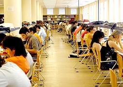 Estudiantes universitarios en la biblioteca. / Archivo/