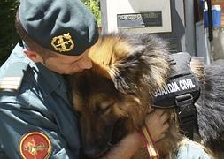 El sargento Alabarces abraza a ‘Ajax’. / Archivo/