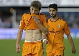 Illarramendi (i) se seca el sudor con la camiseta. / (Afp)/