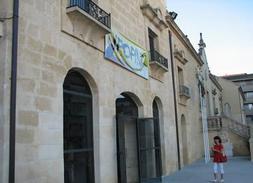 EDIFICIO. Aspecto exterior de la biblioteca municipal en el Convento de Capuchinos. /S. C./