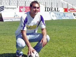 PUESTA DE LARGO. Gregorio posa con la camiseta del Real Jaén en el Estadio de la Victoria. /F. CHICO/
