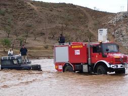 PULPITE. Una pareja tuvo que ser rescatada de una rambla en la comarca de Baza tras la tromba que cayó por la mañana. JOSÉ UTRERA/
