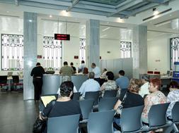 FUNCIONALIDAD. Espacio de atención al público en la planta baja del inmueble. / J.J. MULLOR/