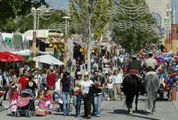 JOLGORIO. Miles de jienenses pasean por una de las calles del recinto ferial de La Vestida. / FRANCIS J. CANO/
