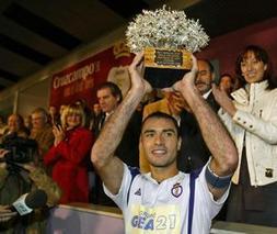 TROFEO. Castellanos sostiene el Olivo./