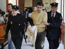ASESINO. La Policía Nacional conduce a Martín Javier O. por la Audiencia Provincial. /FRANCIS J. CANO/
