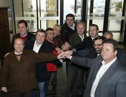 TODOS A UNA. Presidentes de las almazaras integradas en la nueva central de ventas. /FRANCIS J. CANO/