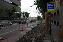 Aquí estaba el carril bici y espacio reservado a bus y taxis y que ha sido destruido. / J. E. G./