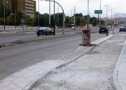 Obras para construir el nuevo carril bici, paralelo al tranvía. :: FRANCIS J. CANO/