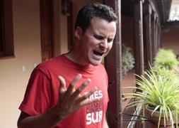 Mientras canta, Juan Pinilla tiene en su cara la expresión del desgarro flamenco. :: GONZÁLEZ MOLERO/