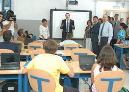 El consejero ayer en el colegio san Sebastián de Padul. :: IDEAL/