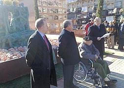Inauguración de la escultura en el cementerio de Granada :: GONZÁLEZ MOLERO/