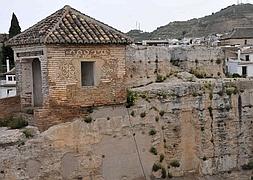 Este espacio de la muralla Zirí se ha convertido en un botellódromo. :: J. E. GÓMEZ/