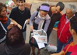Los manifestantes observan ejemplares de IDEAL con la protesta en portada. / M. C./