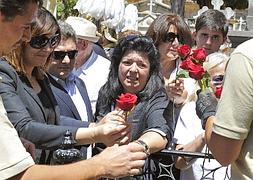 La viuda y la hija del ex alcalde se despiden entre rosas en el cementerio de Granada :: EFE/