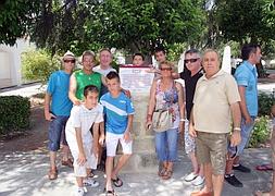 Una placa sobre un monolito recuerda a todos los solaneros. :: ROMÁN/